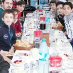 DERNEK YÖNETİMİ VE ÇOCUKLARIMIZ İLE KOCAMAN BİR AİLE İFTAR AÇARKEN (1)