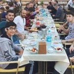 DERNEK YÖNETİMİ VE ÇOCUKLARIMIZ İLE KOCAMAN BİR AİLE İFTAR AÇARKEN (8)
